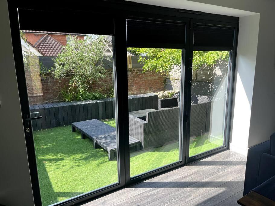 The Hideaway With Own Private Sunny Garden Lägenhet Bournemouth Exteriör bild